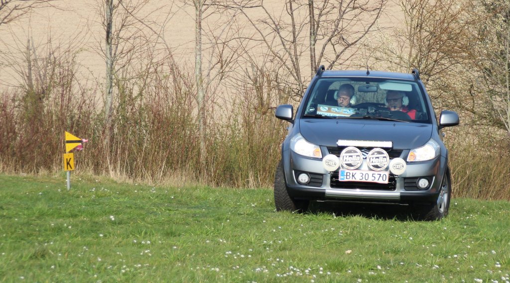 De forsvarende Danmarks Mestre Børge Holm og Jørn Mørup, der forud for denne sæson har skiftet bilmærke til en 4 hjuls trukket Suzuki SX4, runder her en rutekontrol på vej mod en sejr i årets første DM afdeling
(Foto: Bjarne Andersen)